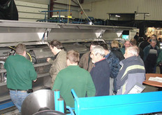 Peter Timmermans en Jan van Gassel bekijken het nieuwe model preipeller, ook Raedts kijkt aandachtig toe.