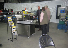 Evert Wichers van Ropert Pack demonstreert zijn sealmachine