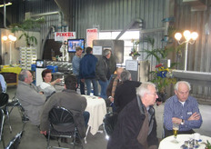 Ook de heren van Museum De Locht genieten terwijl Ge Bosman op de achtergrond de nieuwe volautomatische aspergesorteerder bekijkt