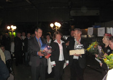 Jos en Gerrie Beeren, Peter en Henriette Christiaens, Jos Christiaens en Oma Christiaens worden door Angelique in het zonnetje gezet