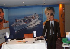 Marc Rooms in in zijn stand met op de achtergrond één van de imposante schepen van de SafMarine vloot.