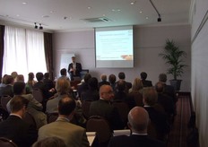 "Philippe Binard opent één van de aparte business meetings. Hier werd de "Rusland" meeting geopend."