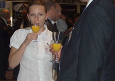Alexandra Buzakova; Importmanager JFC St. Petersburg. Hier in gesprek met één van de bezoekers maar ook één van de sreeksters