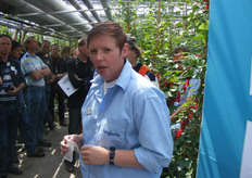 Caroline van den Hoek Van Syngenta geeft uitleg over biologische bestrijding van spint.