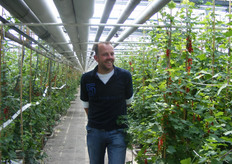 Een van de Bloed broeders keurt het gewas.