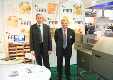 Gert Driessens en Ron Mc Veigh van Fam bij de verbeterde ILC 2. Deze snijmachine is vooral geschikt voor het strippen en in blokjes snijden van ondermeer knolgewassen, fruit en aardappelen.