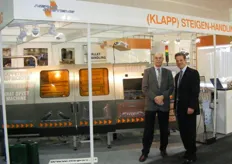 Vader en zoon John en Peter de Kiewit van Nepas Systems B.V. Als noviteit introduceren zij hun nieuwe krat opzetmachine die zowel geschikt is voor 30x40 als 60x40 kratten.