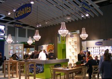 Onder de kroonluchters werd de variëteit aan produkten goed bekeken.