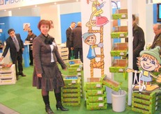 Wenke Gemmink van Fibor Packaging B.V. toont de nieuwe opzettray die momenteel veel gebruikt wordt. Deze tray is zowel in niet-watervaste als in watervaste kwaliteit te leveren. De watervaste tray bestaat uit meerdere lagen met een speciale PE-coating, waardoor het water er niet doordringt. Deze tray is daardoor erg geschikt voor vochtige groenten en fruit.