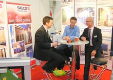 Frank Sijn en Johan Muis van Salco bedrijfsdeuren in gesprek met een klant. Er is een opkomende markt voor het volautomatisch verwerken van fruit. Salco speelt daarop in met volautomatische deuren die vries- en brandbestendig zijn en gasdicht.