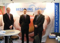 Eric van der Zwet, André van Dienst en Ton Besseling voor de nieuwe visual van Besseling Group Controlled Atmosphere. Op de beurs is de Airtox getoond. Dit is een apparaat waarbij met een beperkte hoeveelheid zuurstof in een ruimte ozon geproduceerd wordt om schimmelwerking van groente en fruit te reduceren.