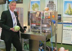 Ron van de Pavert van BrimaPack B.V. toont het nieuwe verpakkingssysteem, de VePack 200-P. Aanvankelijk is het systeem opgezet voor ijsbergsla, maar is ook geschikt voor andere produkten, zoals broccoli en bloemkool.