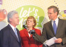 Ook Bill Clinton en Angela Merkel voelt hij aan de tand.