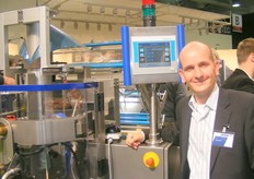 Joost Somford van Jasa staat voor de nieuwe Centurion. Deze verticale vorm-, vul- en sluitmachine kan maximaal 110 verpakkingen p/minuut produceren. Inmiddels draaien er al 15.