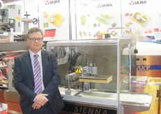 Alex Hofstee bij de nieuwe Sienna machine. Deze kan schaaltjes (tot 235 mm hoog) sealen, waarbij de sealnaad aan de onderkant zit.