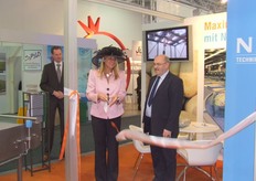 Maxima opent het nieuwe NAWI Active Belt systeem, links naast haar directeur van NAWI Stephan Toxopeüs, rechts Henk Huiskens