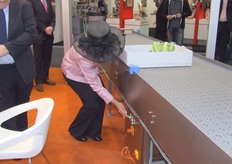 Met een druk op de knop zet zij het nieuwe systeem in werking