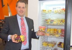 Andries v.d. Bogert toont nieuwe producten van Ready Fruit