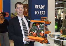 Daniël Michailidis van Roveg Fruit toont het nieuwe guacamole-pakket