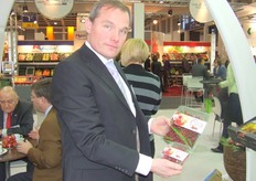 Michael Aagaard van Fruit World Breda toont de nieuwe verpakking van de granaatappelpitten die op de Fruit Logistica werden geïntroduceerd.