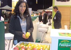 Sabine Hain Lozano toont een nieuwe mango-variëteit uit het assortiment van Mexbest.