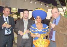 Deze heren van o.a. Univeg vermaken zich prima bij de dame van Chiquita.