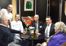 Geert Vilez en Guy de Meyer van Demargro en BFC in gesprek met Ferdinand Hofstede die een AGF groothandel heeft in Polen, met rechts zijn vrouw die een Pools aardappelbedrijf runt.