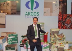 Roy van den Heuvel van Argos poseert graag met de massief kartonnen vouwdoos, die genomineerd was voor de Innovation Award
