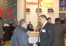 Wim van der Burgh van Marni Fruit in gesprek met een bezoeker