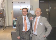 Patrick en Dick Jansen hebben lol in de stand van Kronen