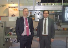 Herman Wehkamp en Jaap van der Sar van Manter/Sarco bij de paprika/mixweger