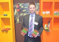Gert-Jan Tamerus van TNI toont de cressen met tomaat in één verpakking