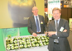 Hein Bemelmans poseert voor de Sweetgreen paprika. Groen maar met de smaak van rood