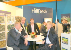 Firma Koornstra aan tafel bij Hillfresh. Hans van de Heuvel is de gastheer