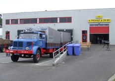 Herman Troost is een liefhebben van oude vrachtwagens. Op het terrein van Troost stonden een aantal vrachtwagens tentoongesteld uit tijden van weleer!