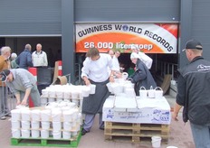 En de publiekstrekker: 26.000 liter tomatengroentensoep!