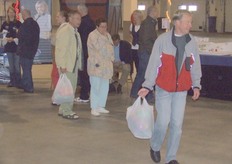 en de bezoekers gingen met een goed gevulde zak groenten en fruit weer weg