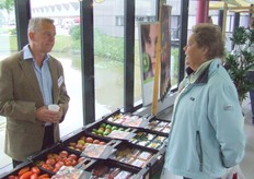 Jan van Heijningen in gesprek met een bezoeker