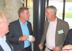 "Van Breukelen in een onderonsje met de enige Feyenoord-supporter in de zaal Riny van der Staak. De Breuk: "Feyenoordsupporters zijn rasoptimisten. Ze roepen voor het seizoen altijd dat ze kampioen worden en na vijf wedstrijden zeggen ze: Volgend jaar weer"