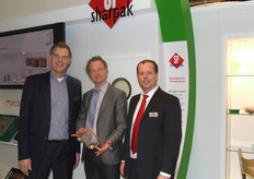 Arjan Hagoort, Alexander Plasschaert en Leo Verhuizen van Sharpack tonen de nieuwe SPS 500. Deze verpakking is gemaakt van 50-80% recyclebaar materiaal, en heeft o.a. een groot logistiek voordeel.