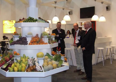 Johan Oosterbaan (l) en Theo Post (r) van Bud in gesprek.