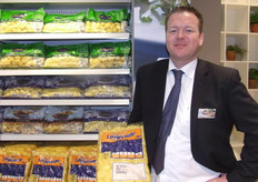 Ron Kettelaar van Celavita toont de nieuwe La Menute aardappelen. Deze zijn volledig gegaard en op juiste temperatuur 45 dagen houdbaar.