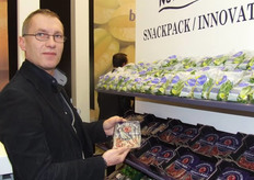 Frits de Bruin toont de granaatappelpitten Nature's Rubies