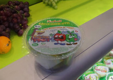 pret in de pauze met de fruitmopjes op de verpakking van het schoolfruit.