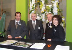 Willem Baljeu, Wim Tacken, Leo Welschen en Wilma van den Oever bemannen de Frugi Venta stand