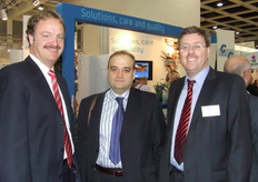 Lucien de Wit en Alexander Holleman van PeDe met in het midden één van hun producenten.