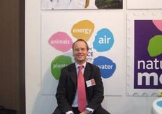 Michaël Wilde van Eosta te midden van de Sustainability Flower