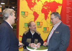 Nic Joosten van CoolFresh gaat binnenkort met Harry Goos van Tolsma naar Zuid-Afrika om daar jongeren voetbaltraining te geven. Rechts Arie Havelaar van CoolFresh.