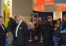 een drukke Enza fruit stand