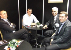 Jan Haegemans en Dries Sebrechts van DSF (Dries Sebrechts Fruit) met rechts Jan Buts voorzitter van de Mechelse Veiling en Daniel Oaps uit Polen.